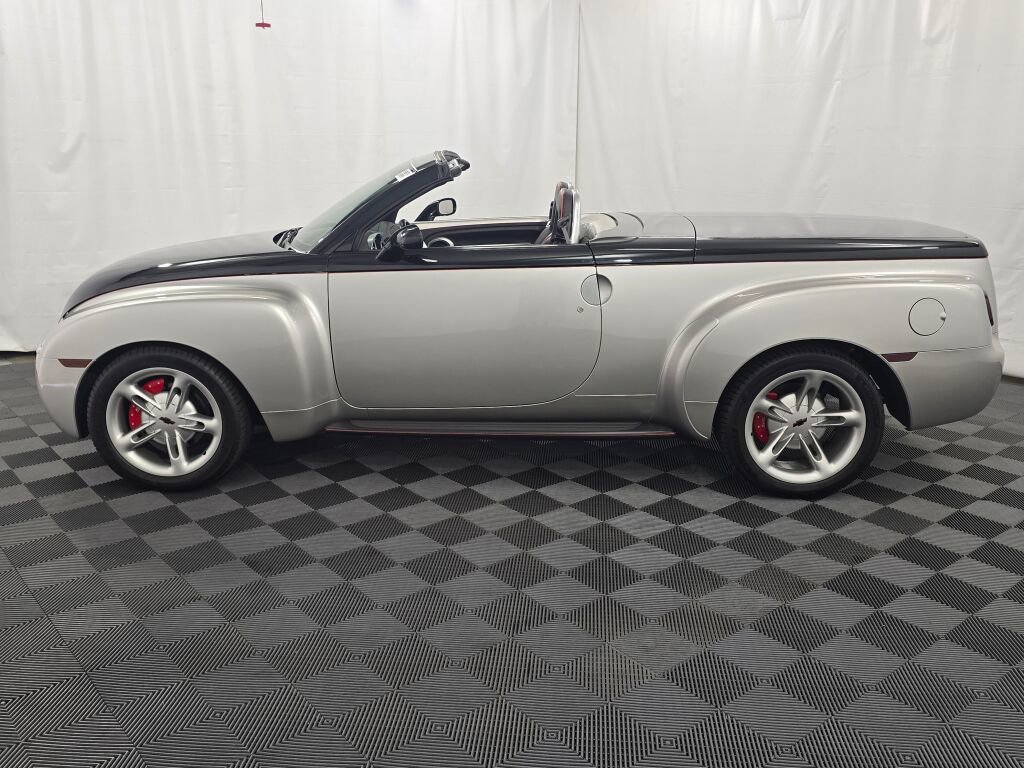 Used 2005 Chevrolet SSR w/ Preferred Equipment Group RWD image 38