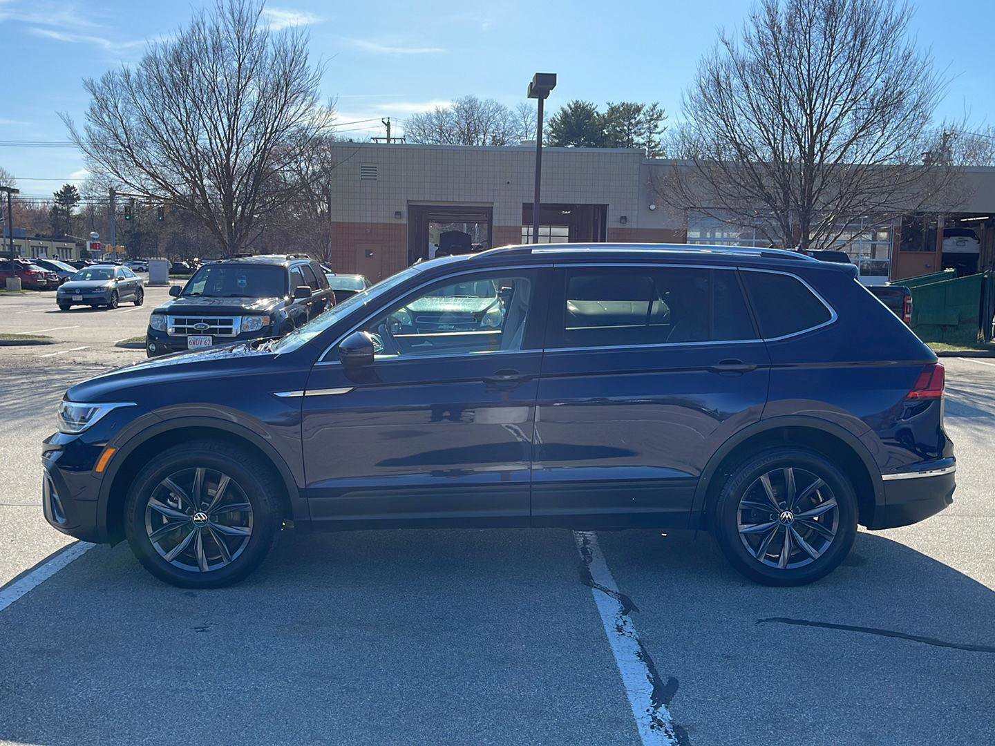 Used 2023 Volkswagen Tiguan SE w/ Panoramic Sunroof Package image 8