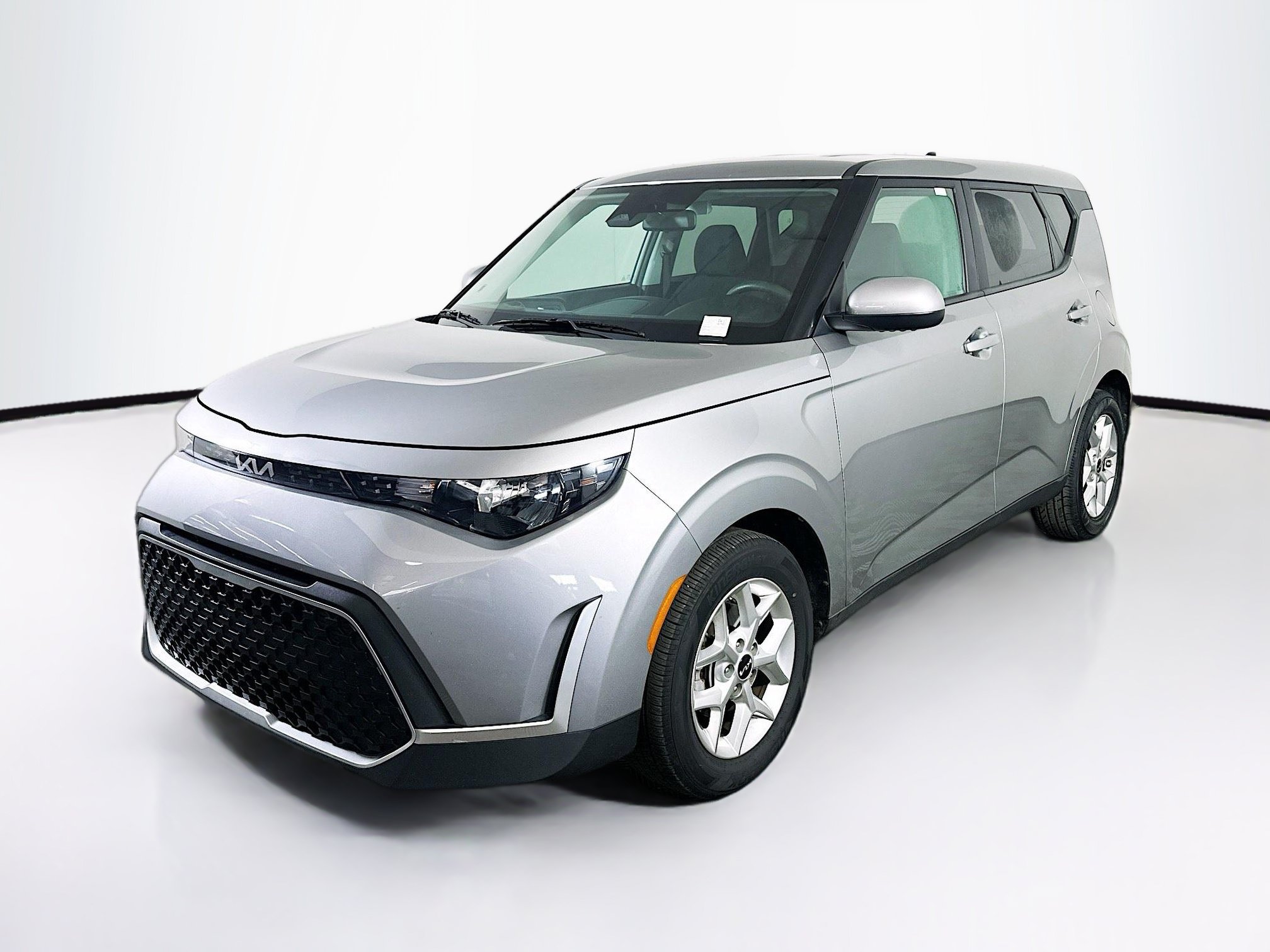 Used 2025 Kia Soul LX w/ LX Technology Package FWD image 3