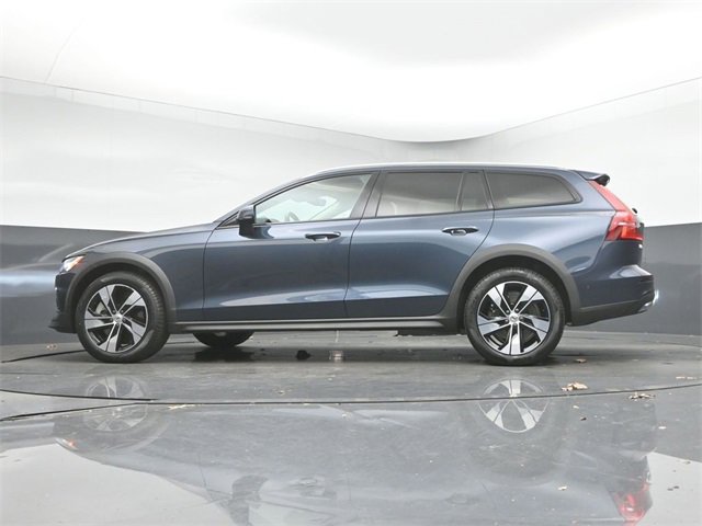 Used 2024 Volvo V60 B5 Cross Country Plus image 40