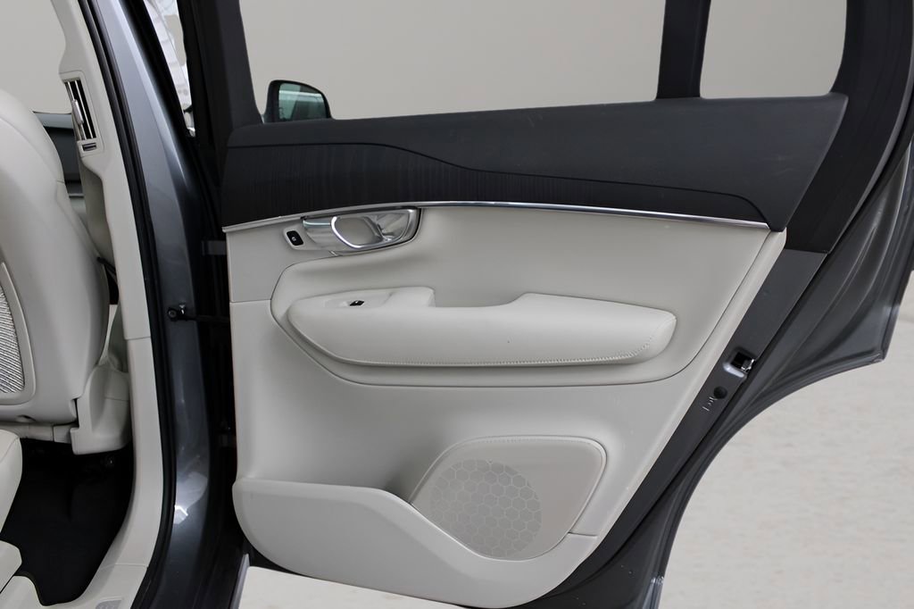 Used 2020 Volvo XC90 T6 Momentum AWD/4WD image 11