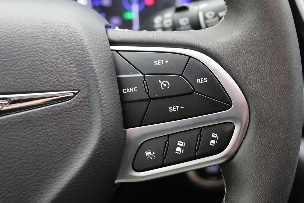 Used 2025 Chrysler Pacifica Select FWD image 19