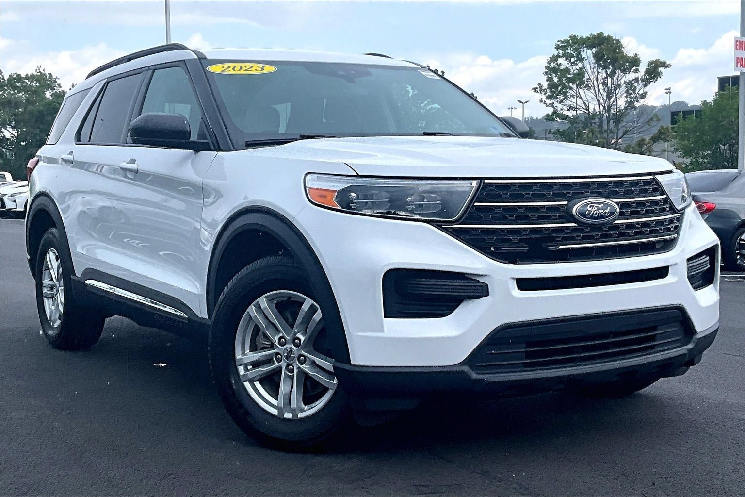 Used 2023 Ford Explorer XLT AWD/4WD image 2