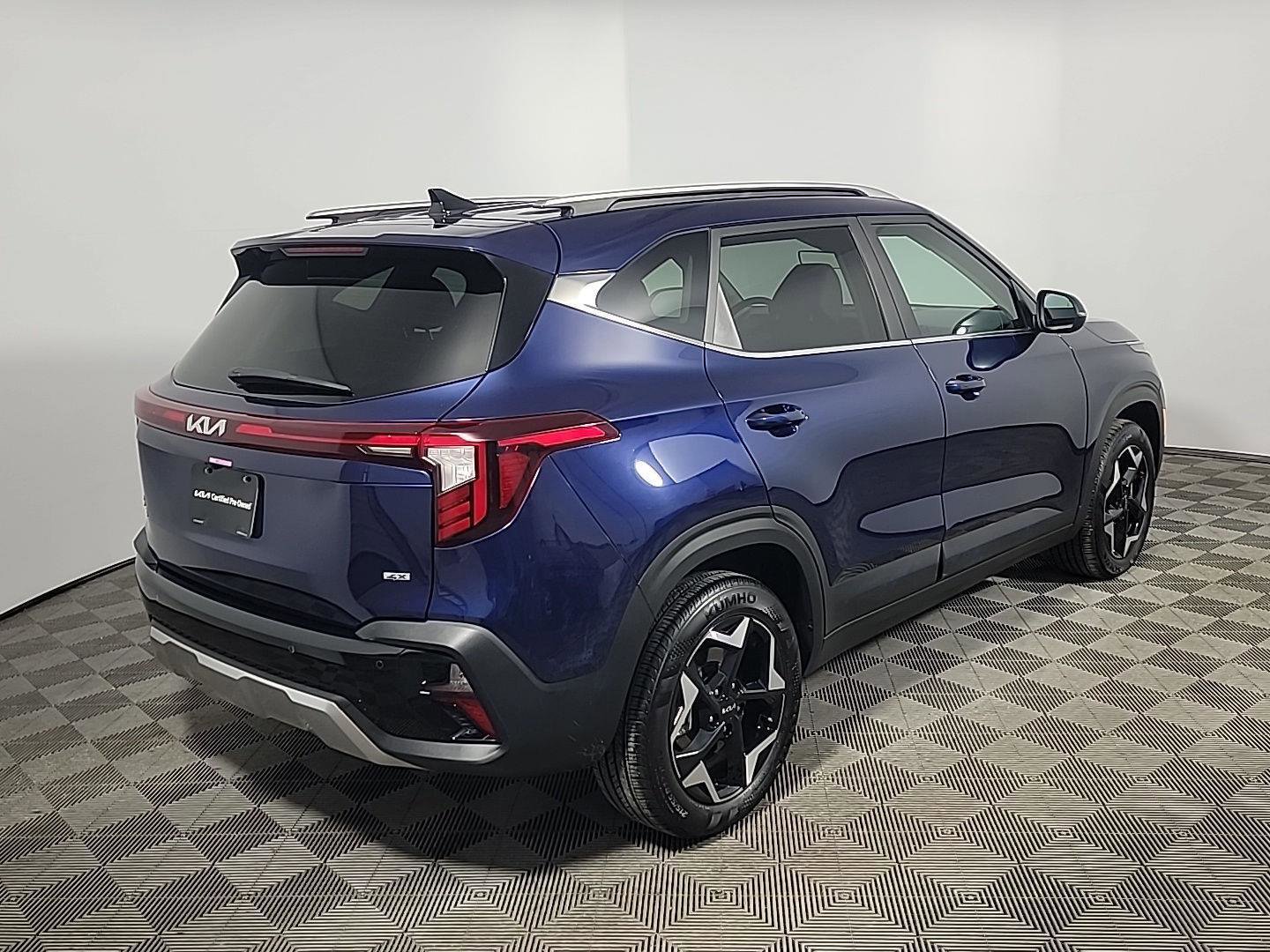 Used 2025 Kia Seltos EX image 4