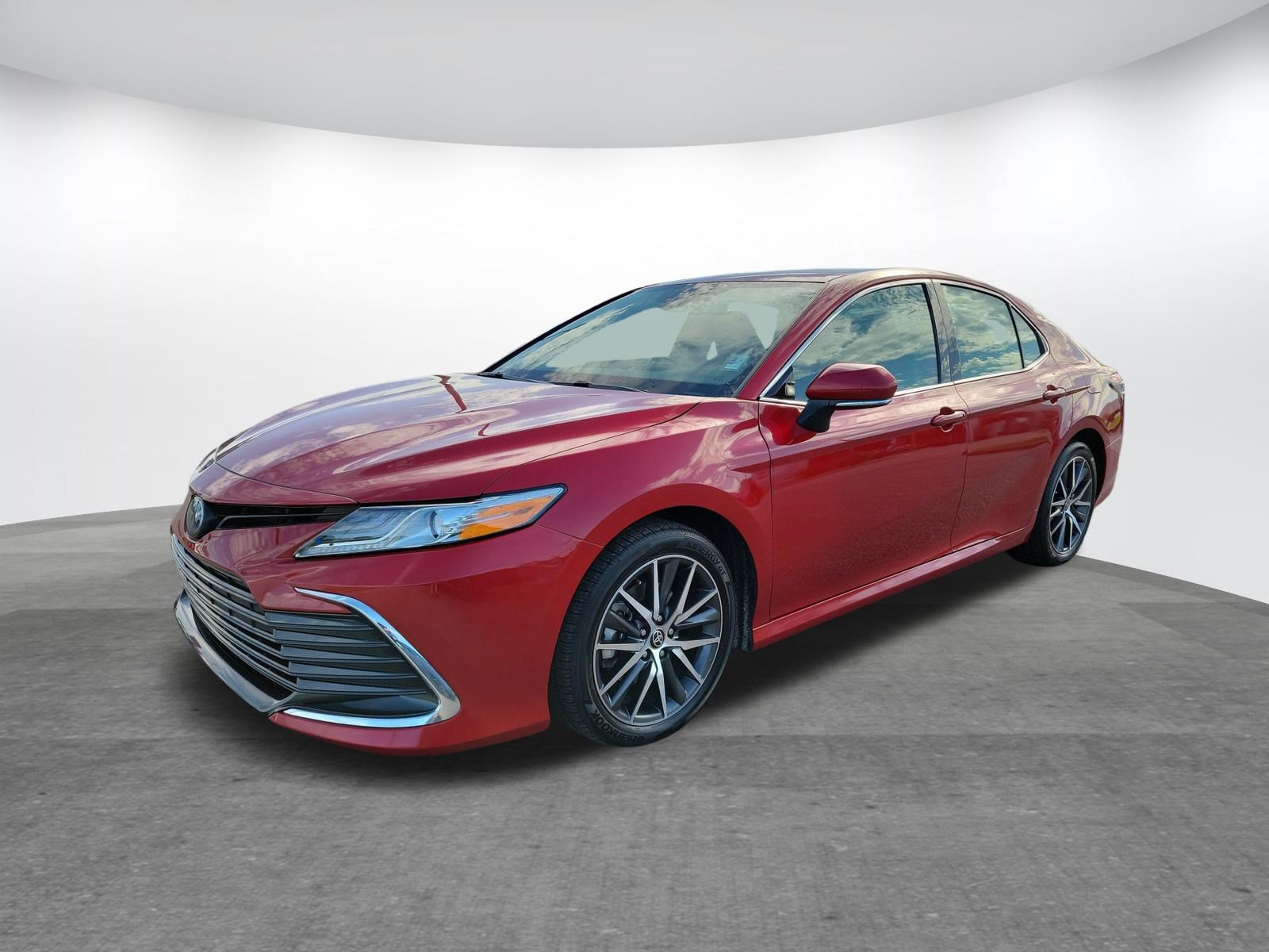 Used 2023 Toyota Camry XLE FWD image 3
