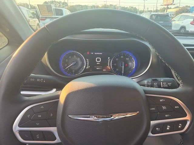 Used 2023 Chrysler Pacifica Touring-L FWD image 5