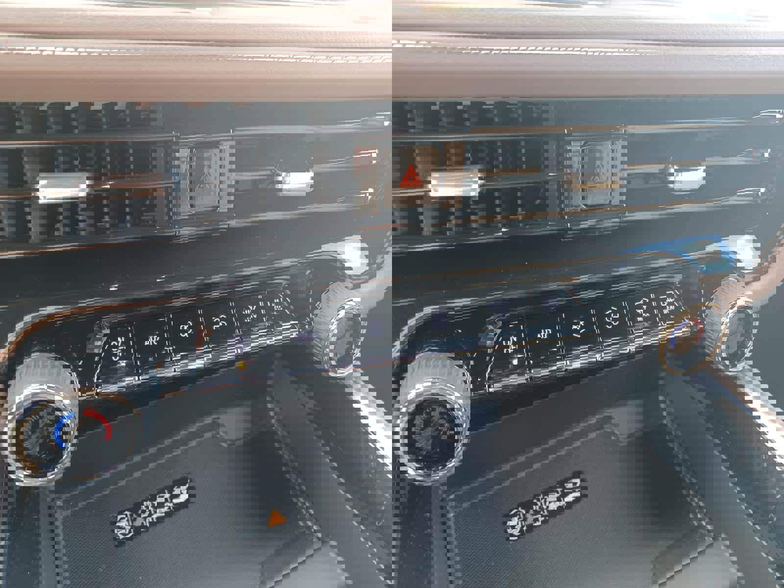 Used 2025 Chevrolet Tahoe High Country image 13