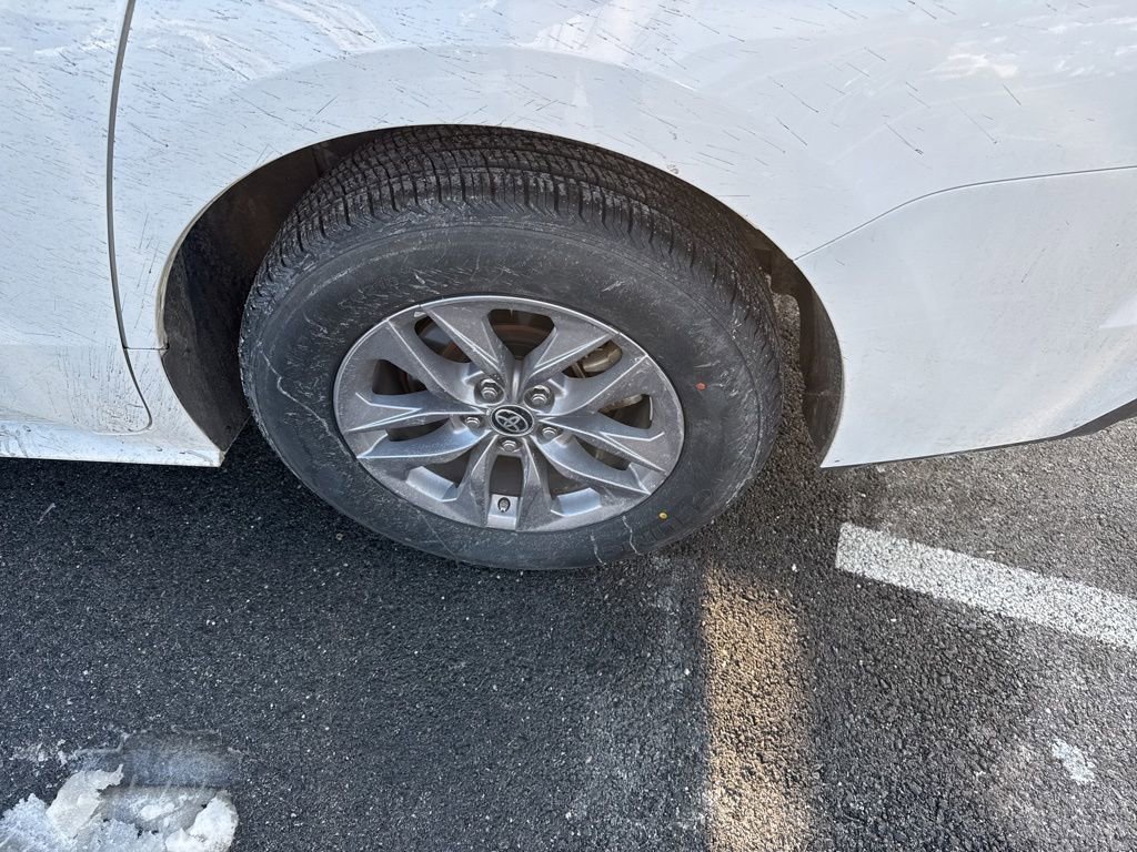 Used 2024 Toyota Sienna LE image 12