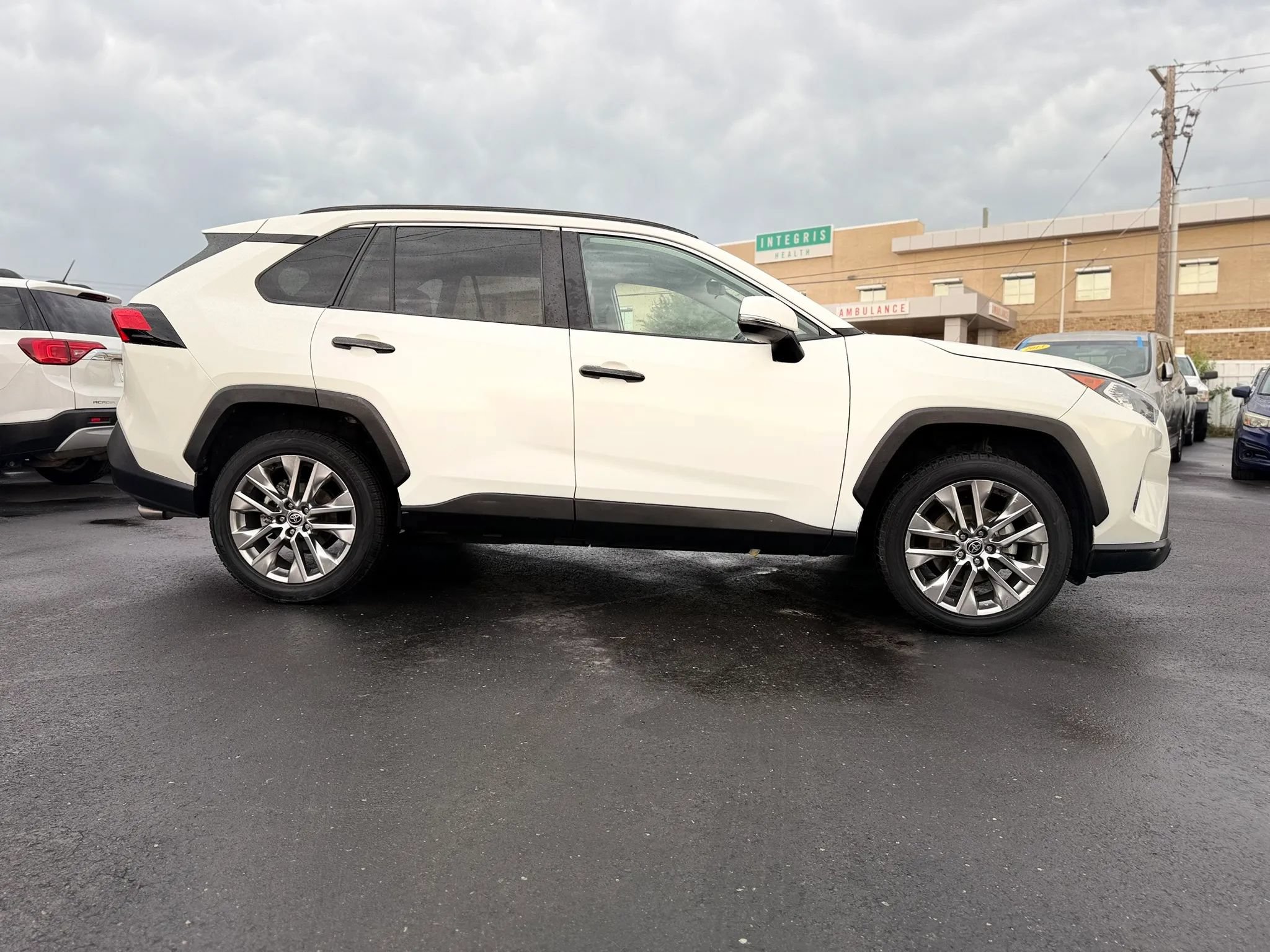 Used 2021 Toyota RAV4 XLE Premium AWD/4WD image 2