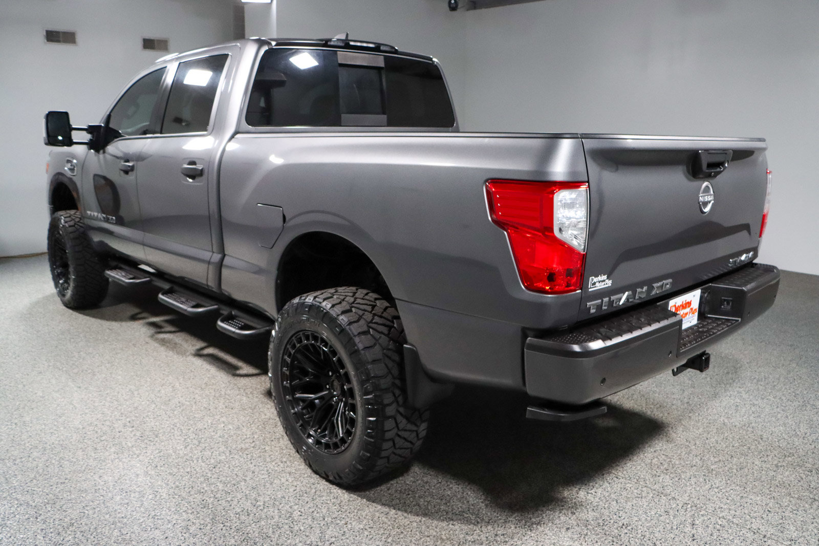 Used 2023 Nissan Titan SV image 9