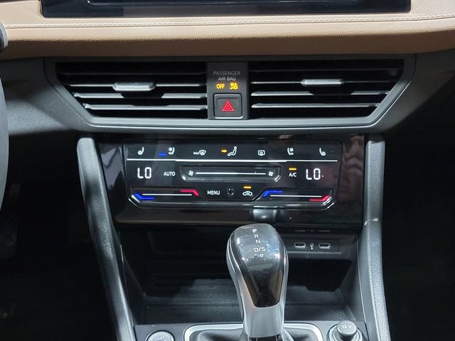 Used 2025 Volkswagen Jetta SEL FWD image 21