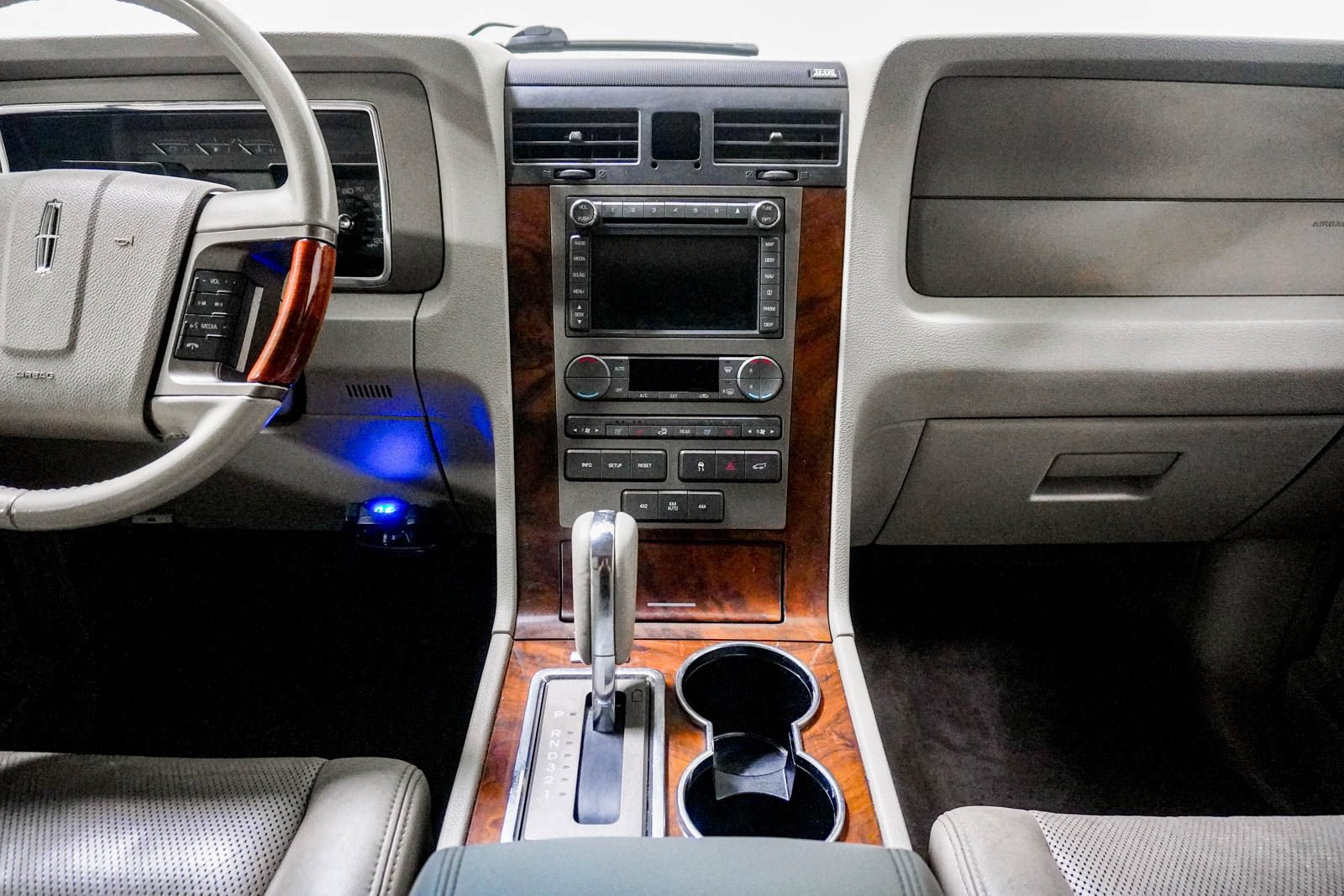 Used 2011 Lincoln Navigator L 4WD image 23