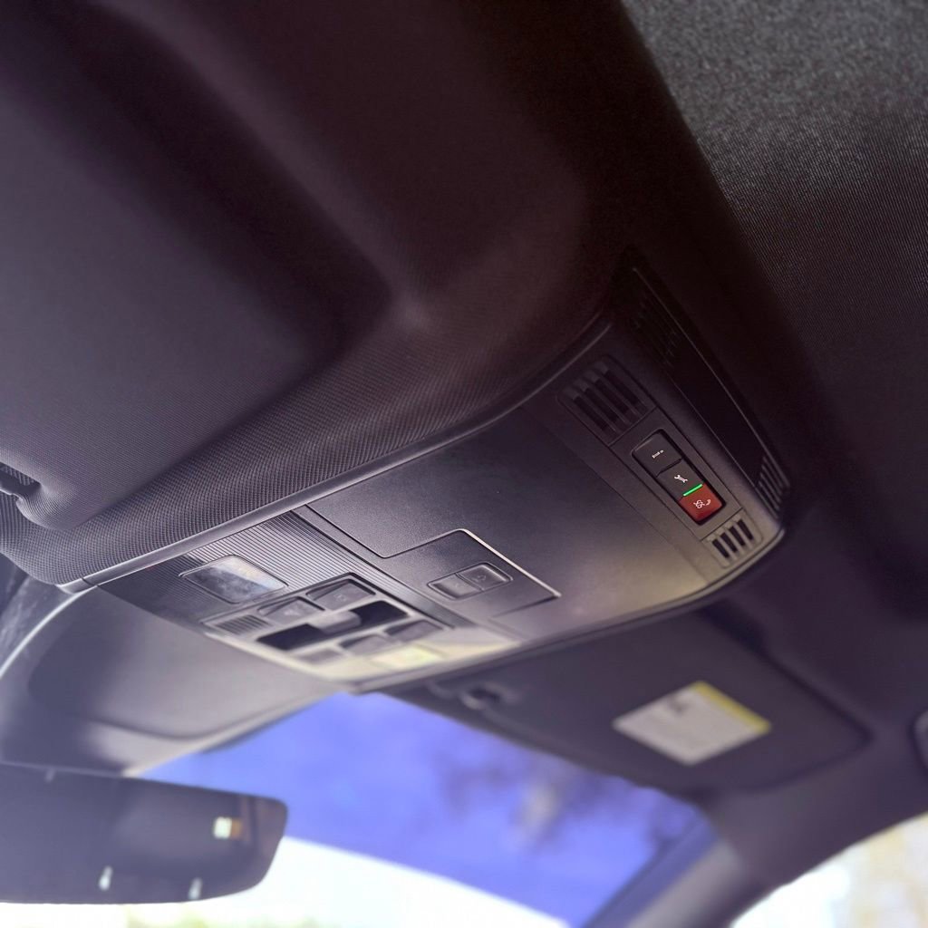 Used 2022 Volkswagen Tiguan SE R-Line image 15