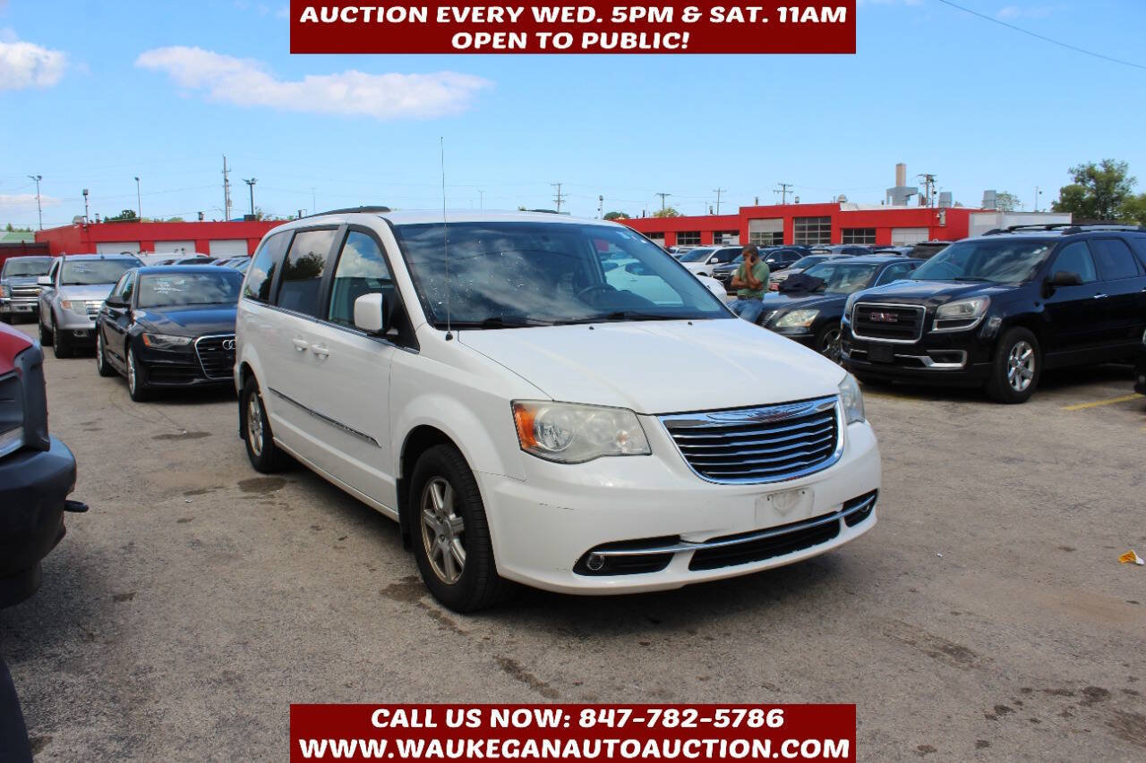 Used 2011 Chrysler Town & Country Touring FWD image 2