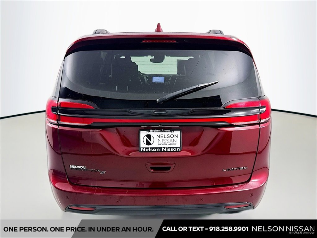 Used 2022 Chrysler Pacifica Limited w/ Uconnect Theater Family Group image 6