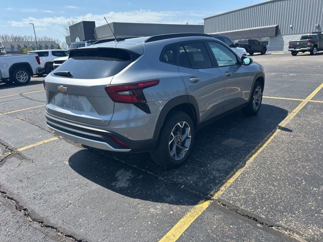 Used 2025 Chevrolet Trax LT w/ LT Convenience Package FWD image 4