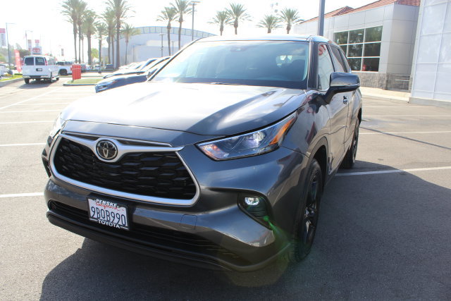 Used 2022 Toyota Highlander LE FWD image 4