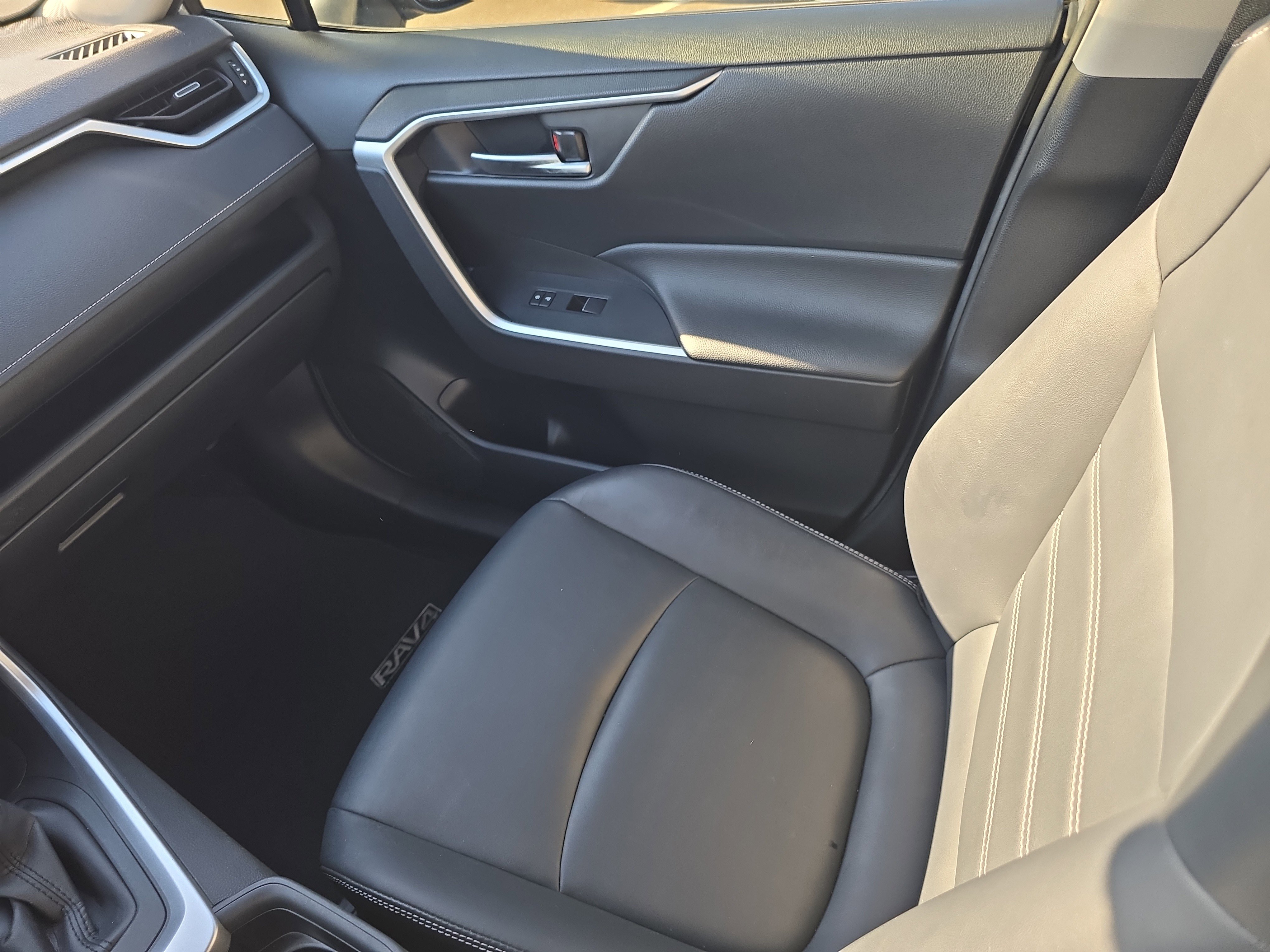 Used 2020 Toyota RAV4 XLE Premium image 18