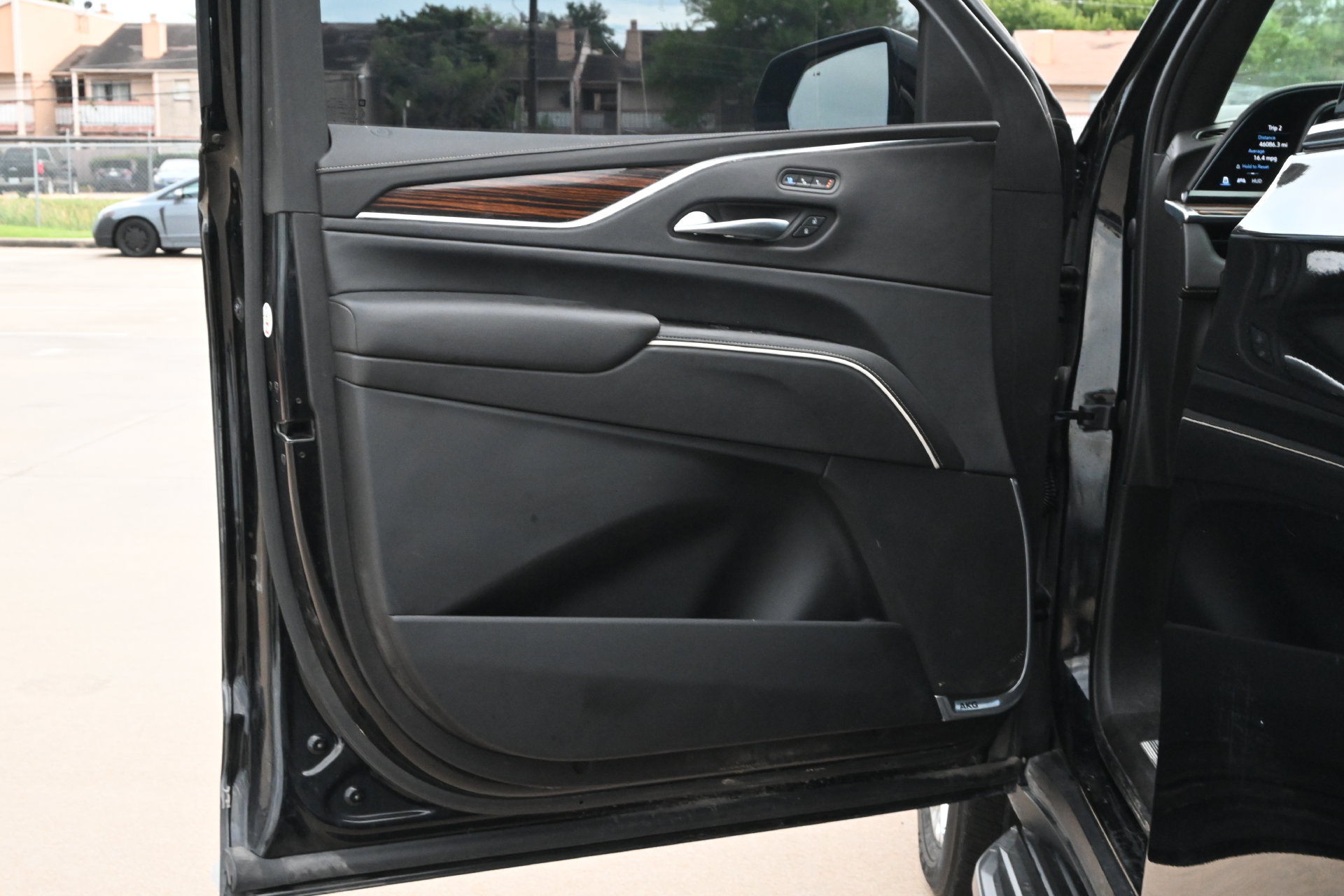 Used 2021 Cadillac Escalade ESV Premium Luxury w/ Performance Package RWD image 18