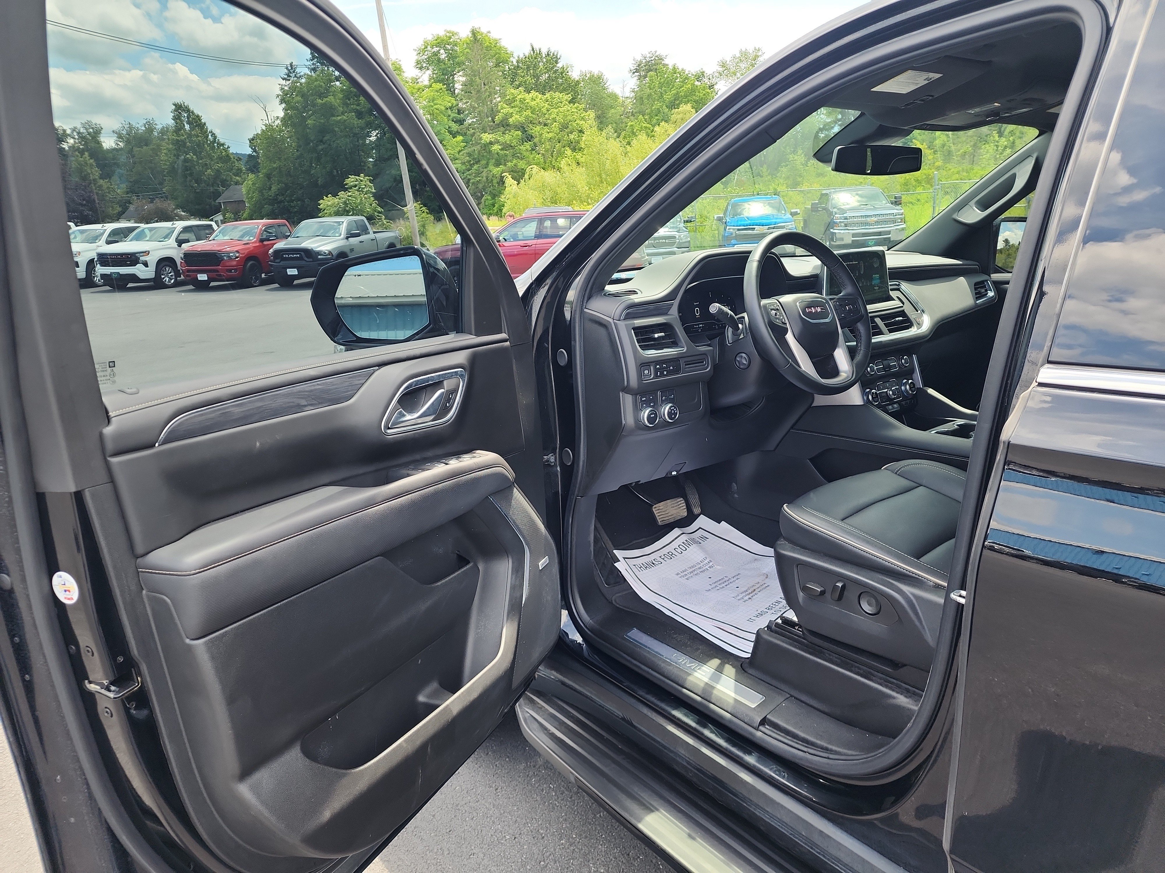 Certified 2024 GMC Yukon XL SLT w/ SLT Luxury Package AWD/4WD image 10