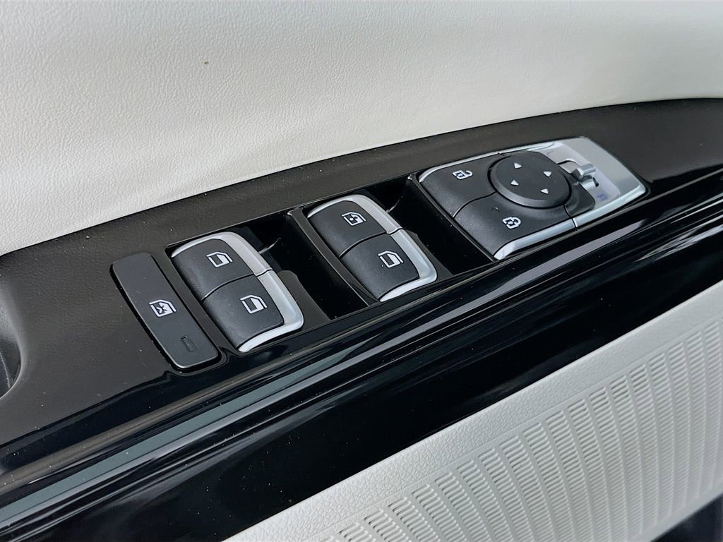 Used 2024 Kia Carnival EX image 24