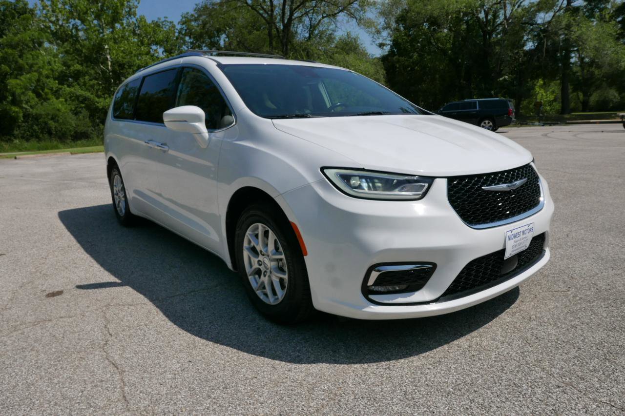 Used 2021 Chrysler Pacifica Touring-L FWD image 4