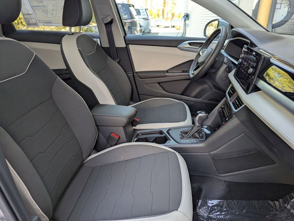 Certified 2025 Volkswagen Taos SE FWD image 20