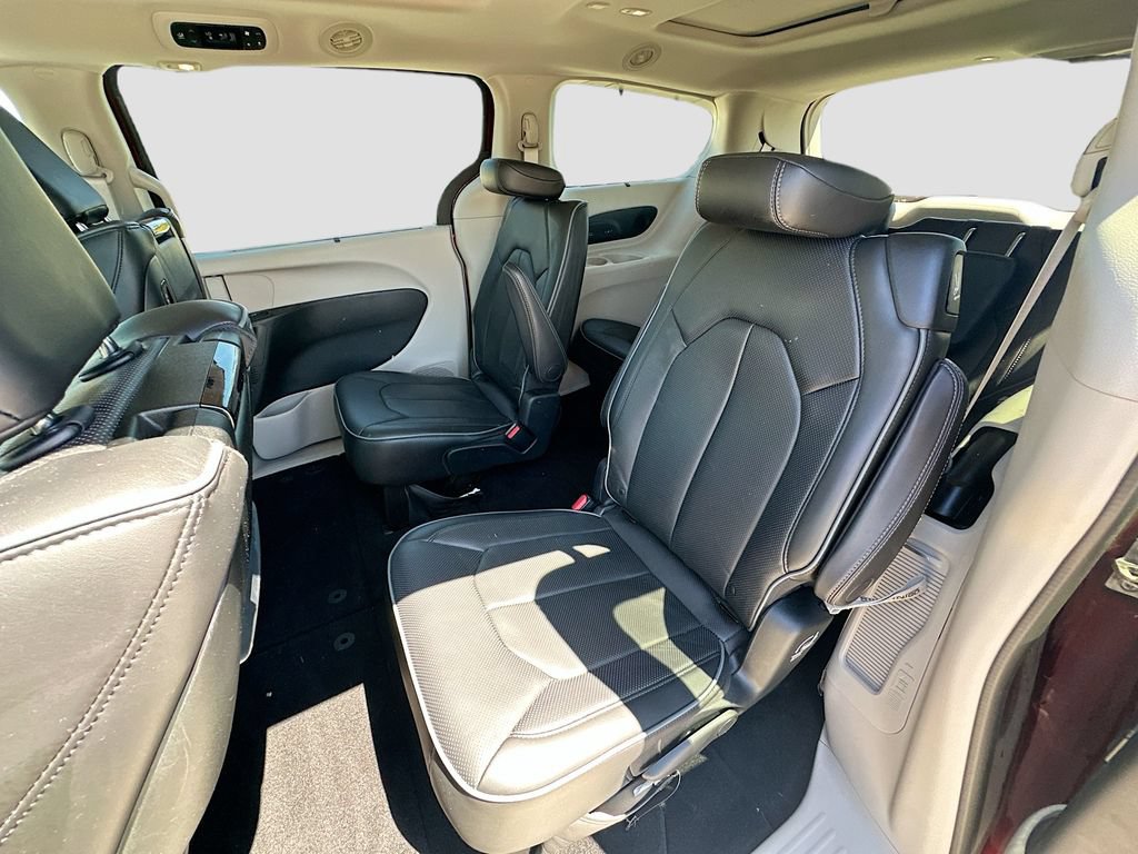 Used 2017 Chrysler Pacifica Limited w/ UConnect Theater Package FWD image 23