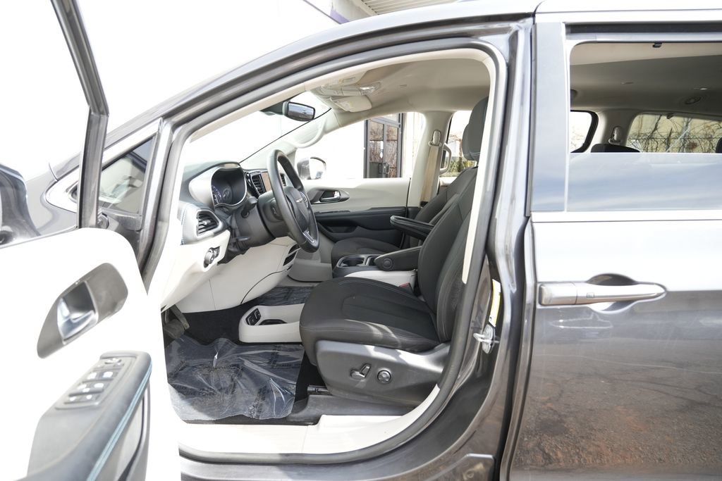 Used 2021 Chrysler Pacifica Touring image 20
