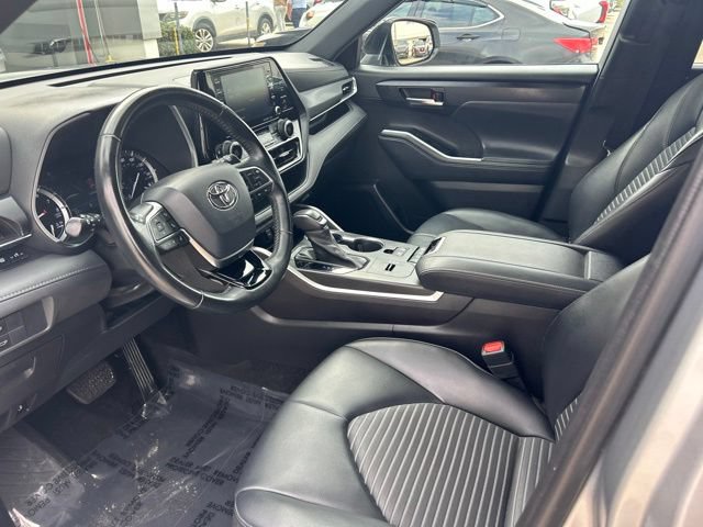 Used 2021 Toyota Highlander XSE FWD image 25