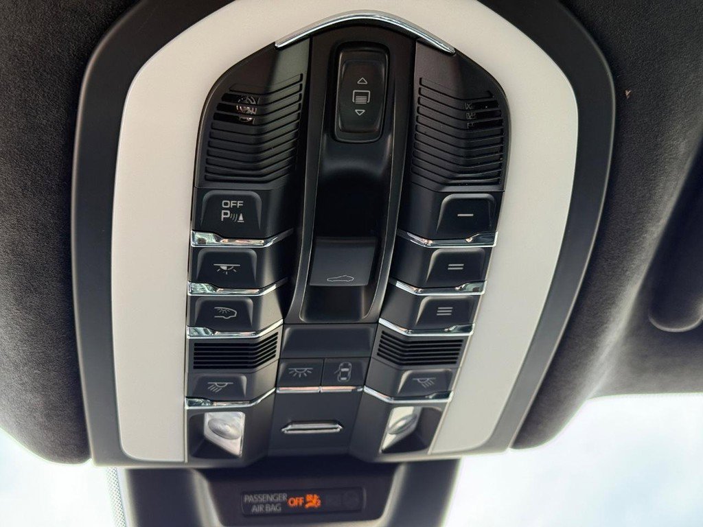 Used 2020 Porsche Macan Turbo AWD/4WD image 28
