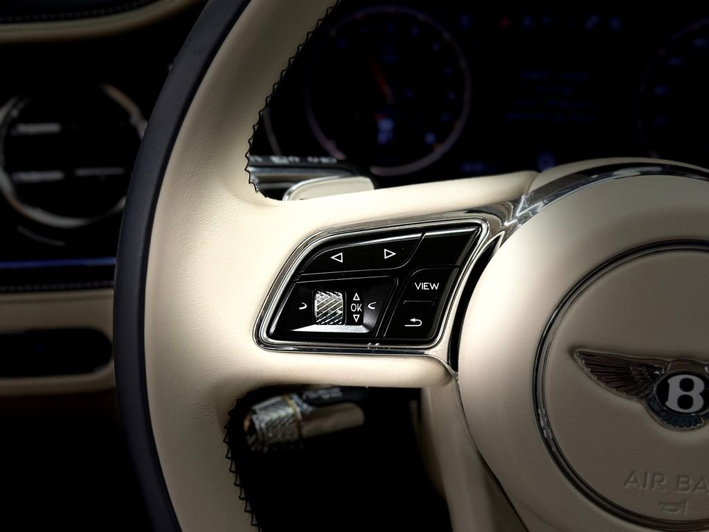 Used 2022 Bentley Flying Spur Plug-In Hybrid image 96