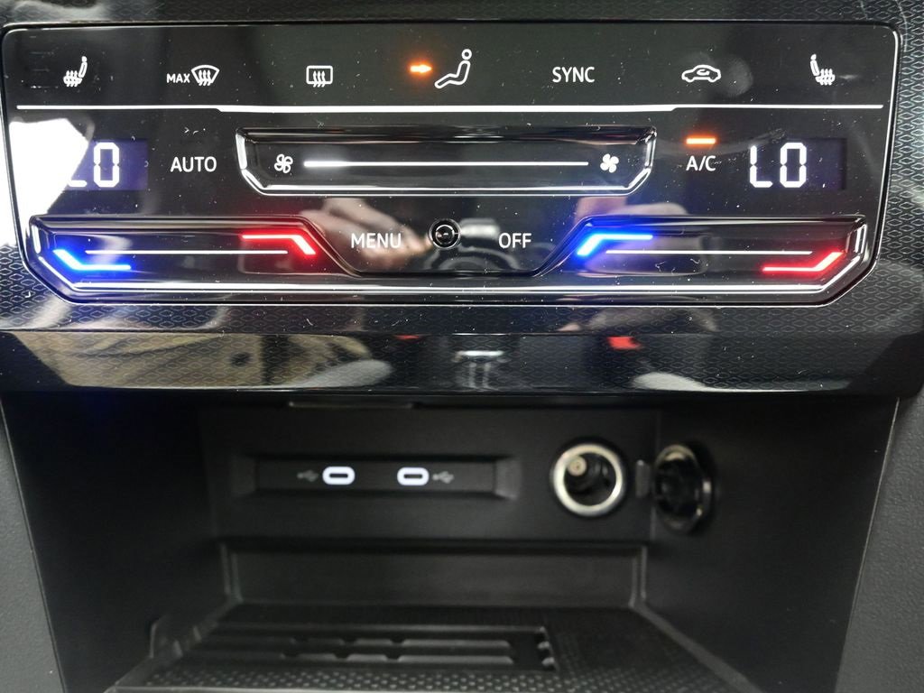 New 2025 Volkswagen Taos SE image 13