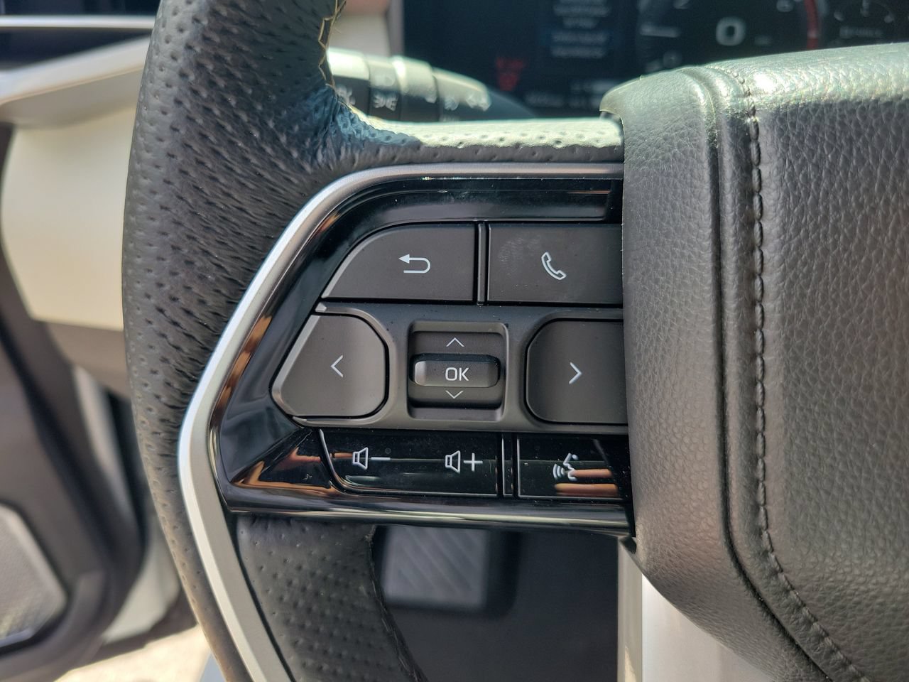 Used 2025 Toyota Sequoia Capstone AWD/4WD image 19
