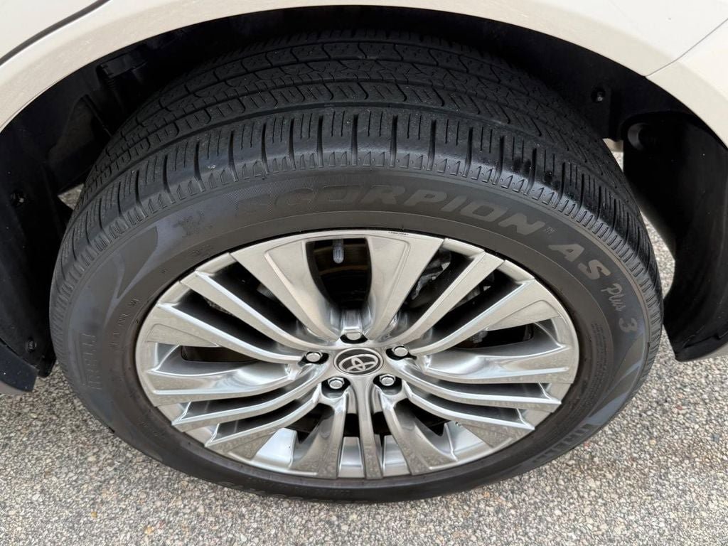 Used 2023 Toyota Venza XLE AWD/4WD image 13