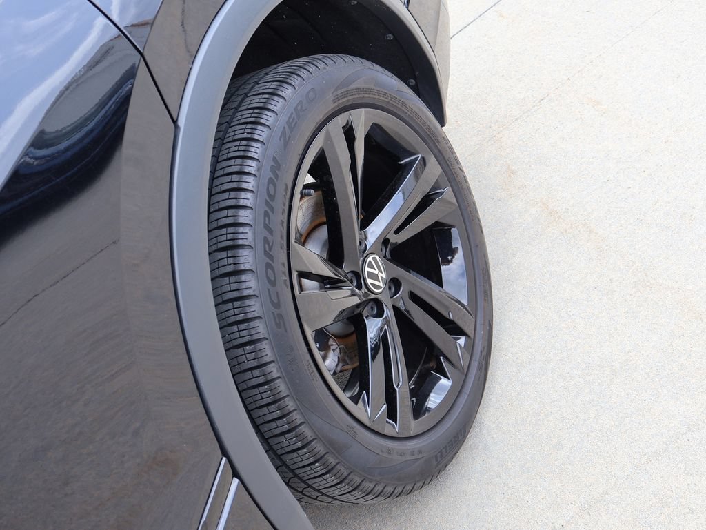 Certified 2023 Volkswagen Tiguan SE R-Line FWD image 41