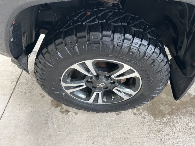 Used 2017 Toyota Tacoma TRD Sport w/ Tow Package (A/T) image 10