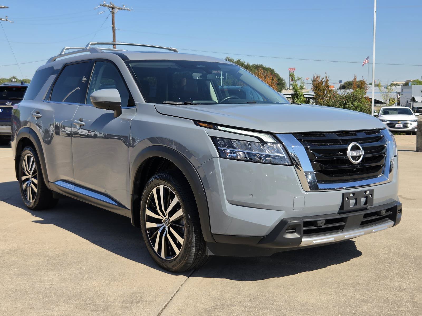 Certified 2023 Nissan Pathfinder Platinum FWD image 3