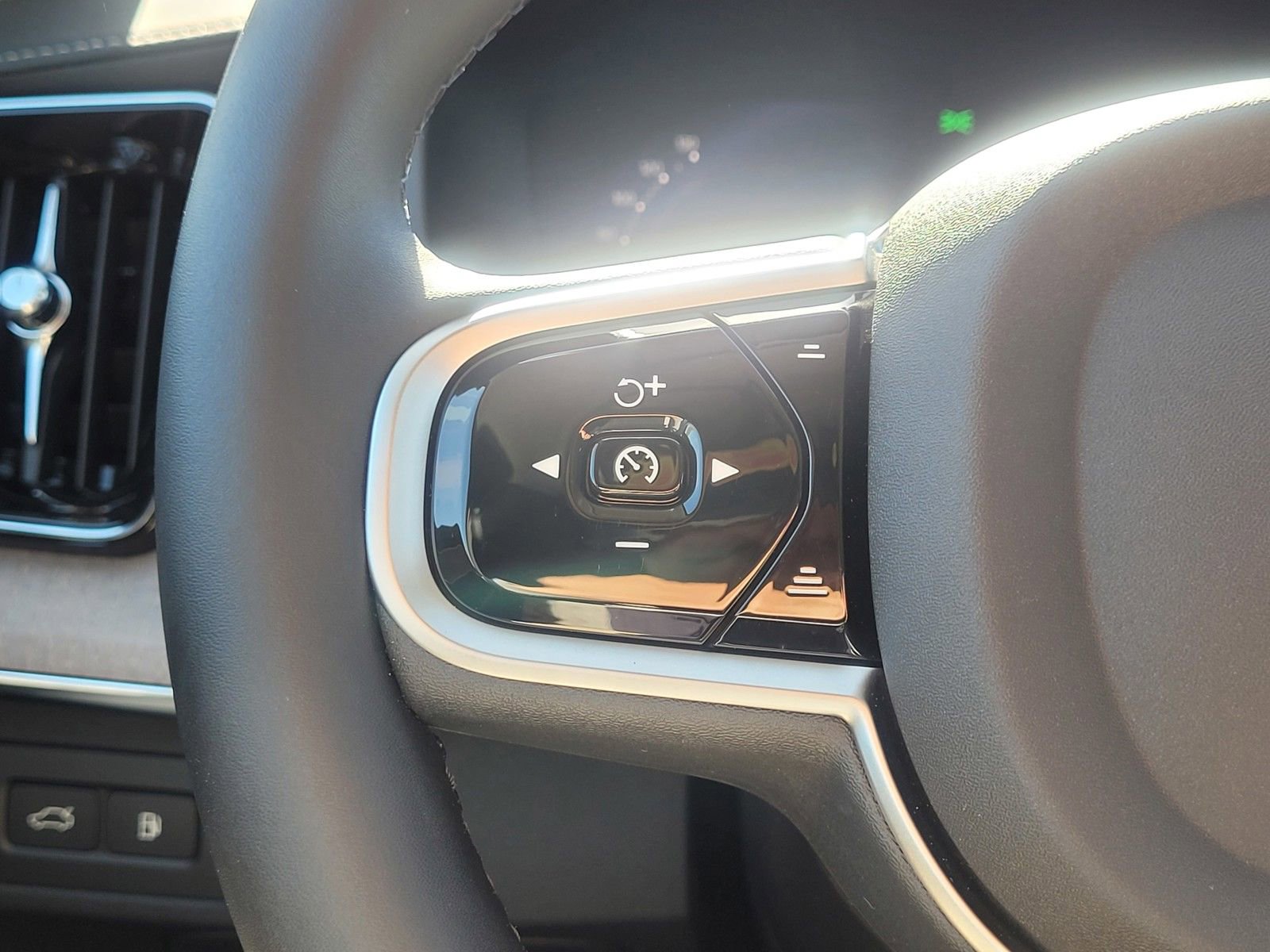 New 2026 Volvo XC90 T8 Ultra w/ Protection Package image 18