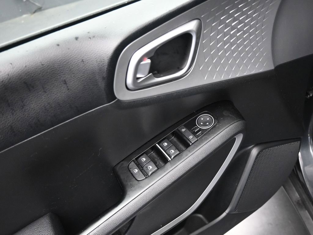Used 2025 Kia Soul LX w/ LX Technology Package image 24