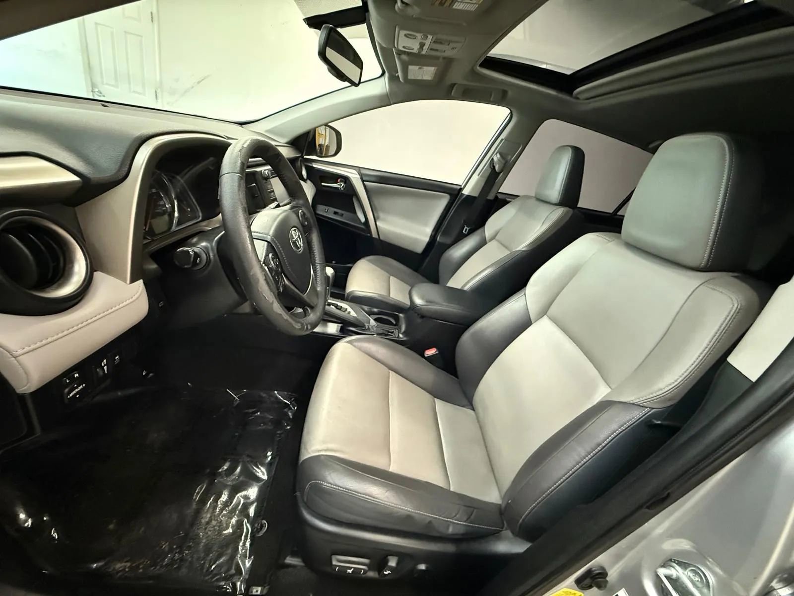 Used 2015 Toyota RAV4 Limited image 38