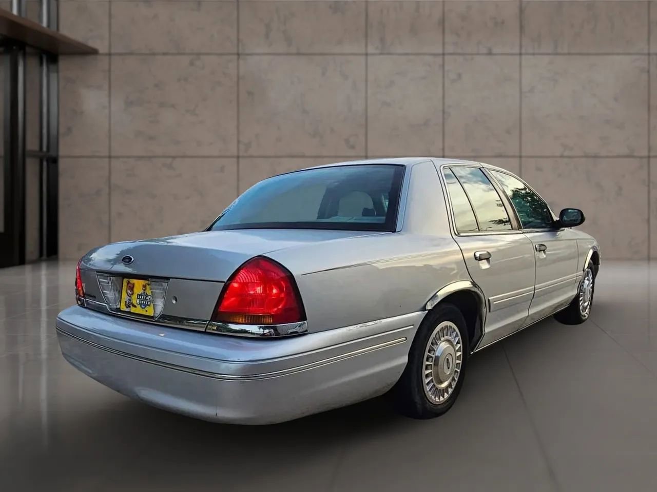 Used 2001 Ford Crown Victoria RWD image 24