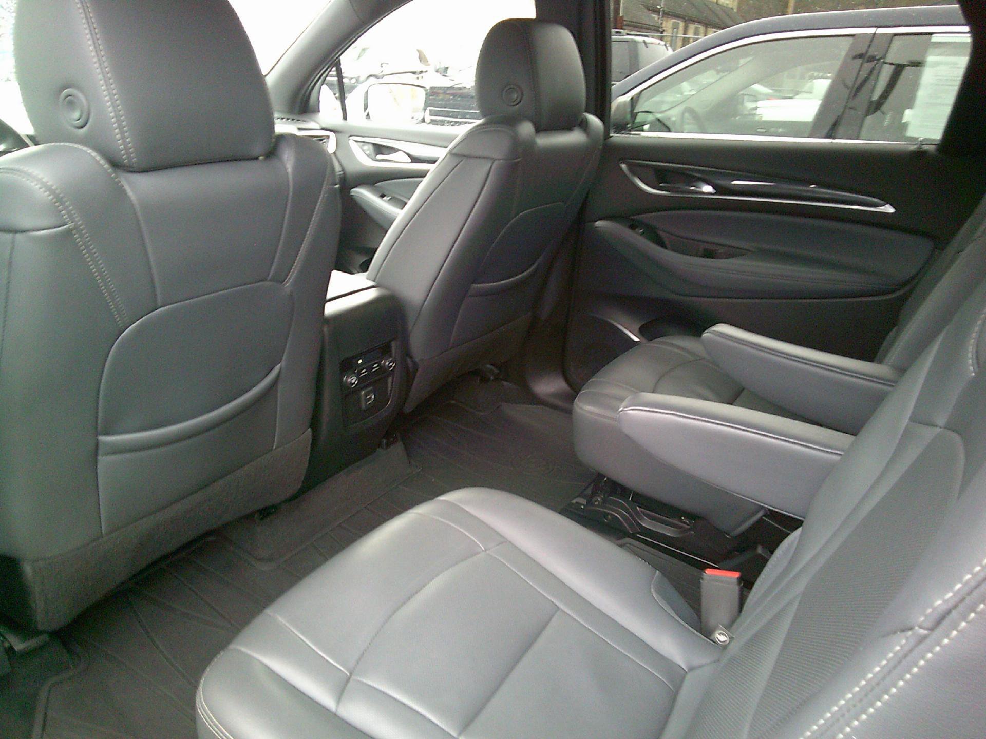 Used 2023 Buick Enclave Essence image 8