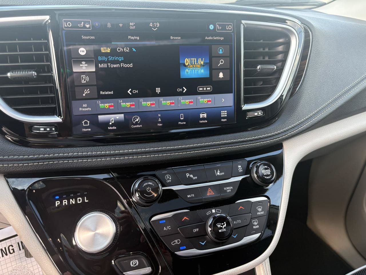 Used 2024 Chrysler Pacifica Limited FWD image 23