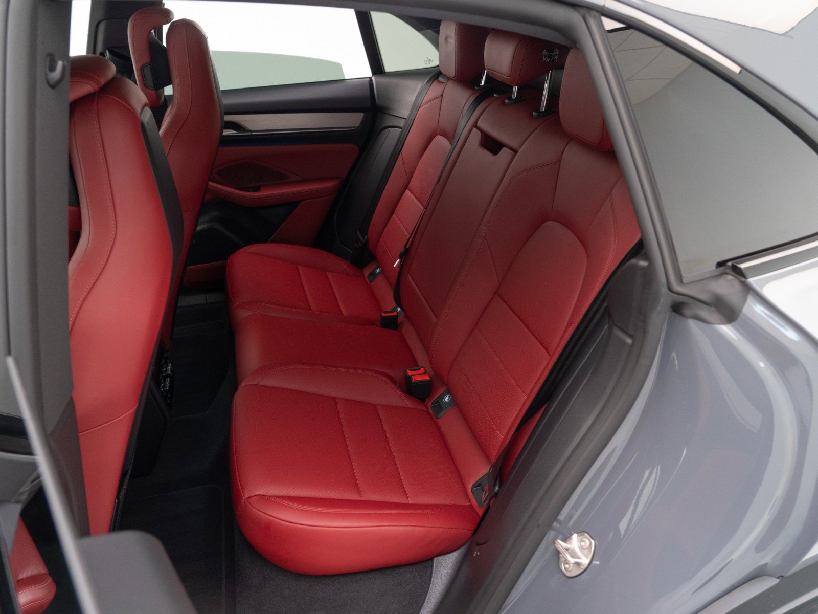 Certified 2025 Porsche Macan Electric image 30