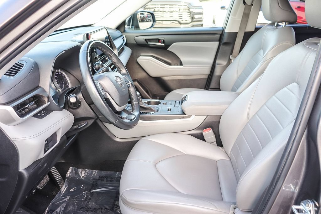 Used 2022 Toyota Highlander XLE FWD image 22