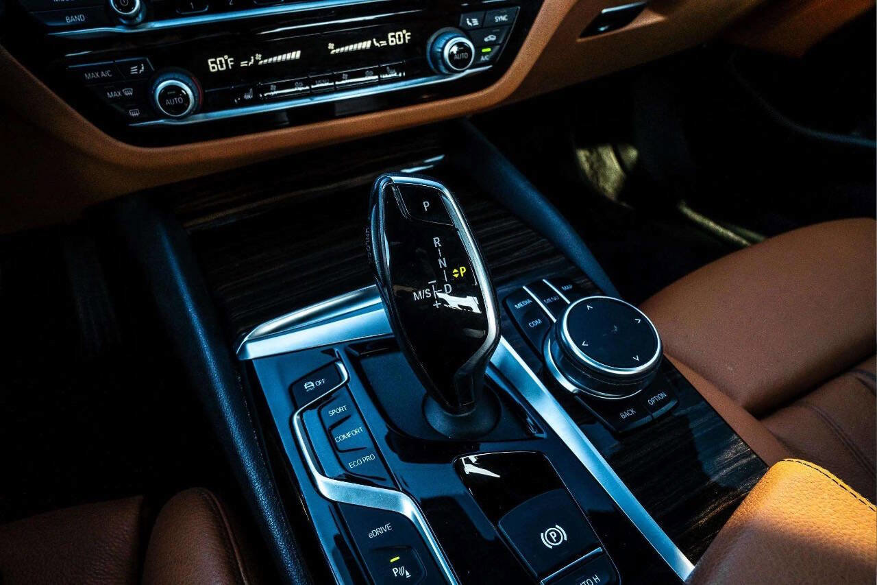 Used 2019 BMW 530e xDrive w/ Convenience Package image 21