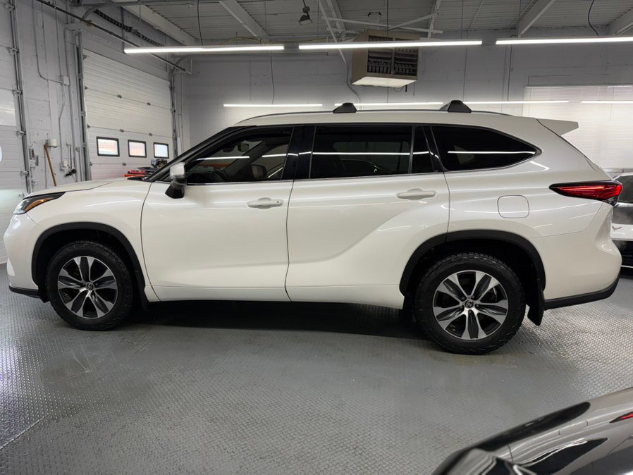 Used 2021 Toyota Highlander XLE AWD/4WD image 12