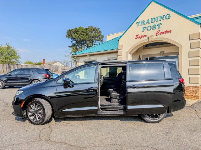 Used 2021 Chrysler Pacifica Touring-L w/ Premium & Safety Sphere Group FWD image 26