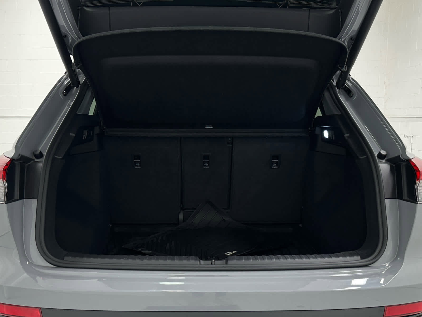 Used 2023 Audi Q4 e-tron Premium w/ Convenience Package image 41